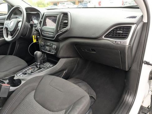 Used 2019 Jeep Cherokee Latitude w/ Popular Appearance Group FWD image 12