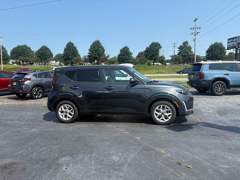 Used 2025 Kia Soul LX w/ LX Technology Package FWD image 4