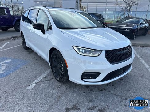 Used 2025 Chrysler Pacifica Limited image 7