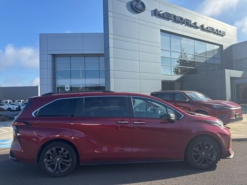 Used 2022 Toyota Sienna XSE image 2