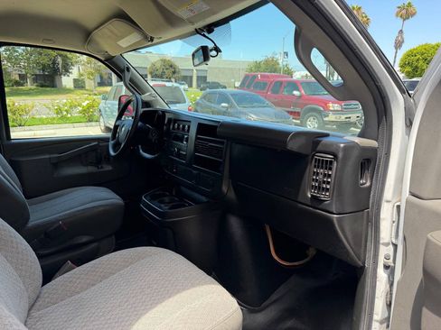 Used 2017 Chevrolet Express 3500 Extended RWD image 19