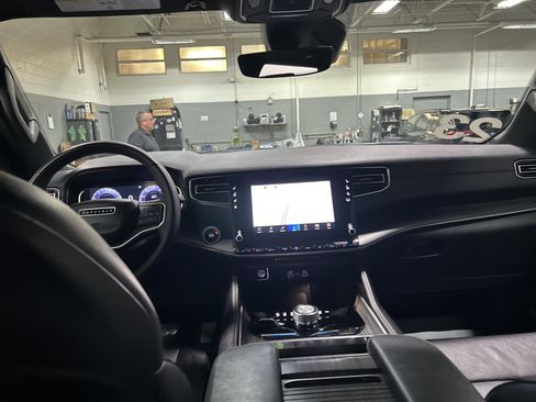 Used 2023 Jeep Wagoneer L Series II image 28