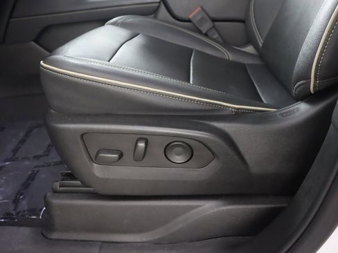 Used 2023 Chevrolet Suburban Premier image 32