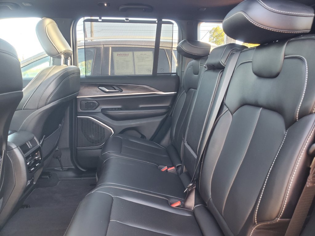 Used 2025 Jeep Grand Cherokee Limited w/ Luxury Tech Group II AWD/4WD image 28