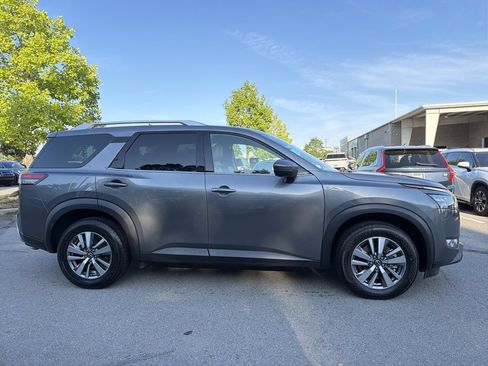 Used 2025 Nissan Pathfinder SL FWD image 6