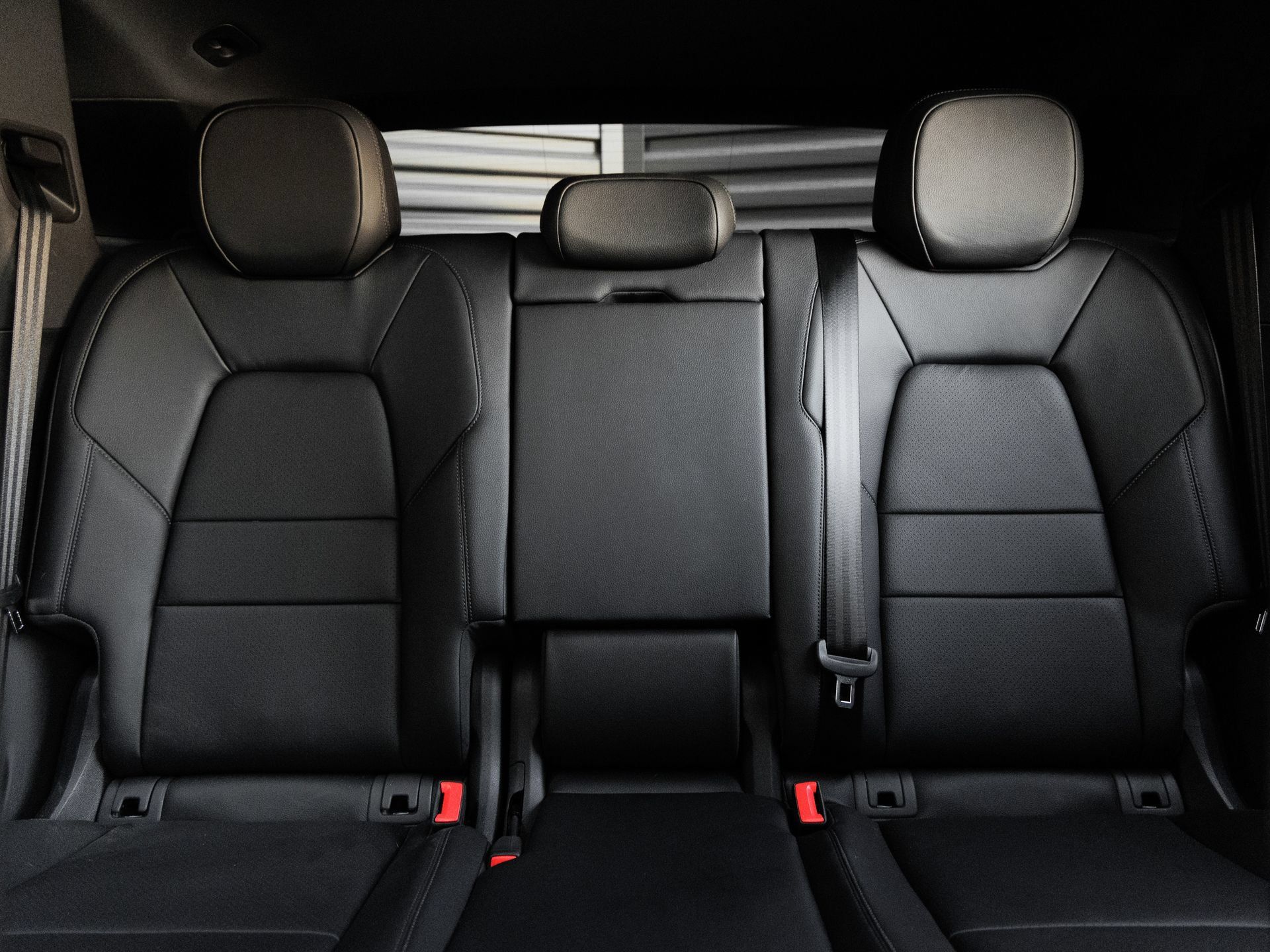 Certified 2025 Porsche Cayenne AWD/4WD image 25