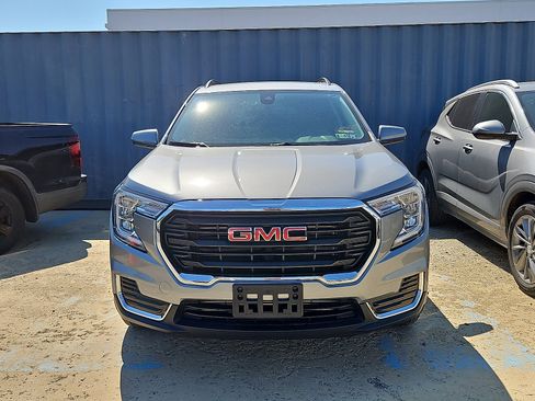 Used 2023 GMC Terrain SLE w/ Driver Convenience Package FWD image 3