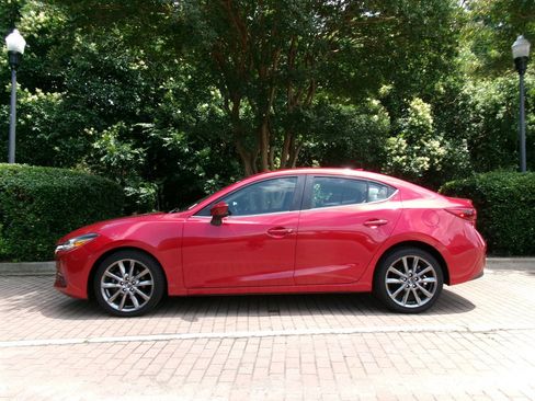 Used 2018 MAZDA MAZDA3 Grand Touring w/ Premium Equipment Package FWD image 4