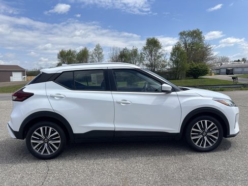 Used 2021 Nissan Kicks SV FWD image 2