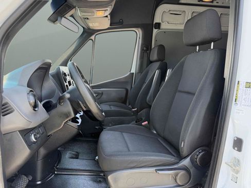 Used 2021 Mercedes-Benz Sprinter 2500 image 13