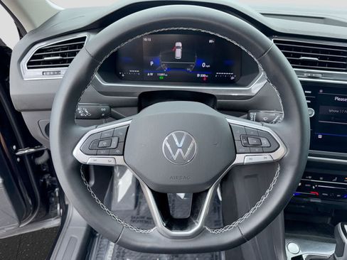 Used 2024 Volkswagen Tiguan SE w/ Panoramic Sunroof Package FWD image 29