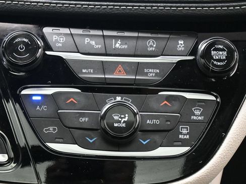 Used 2024 Chrysler Pacifica Limited w/ Uconnect Theater Family Group FWD image 19