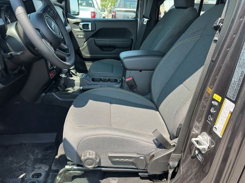 Used 2025 Jeep Gladiator Sport AWD/4WD image 13