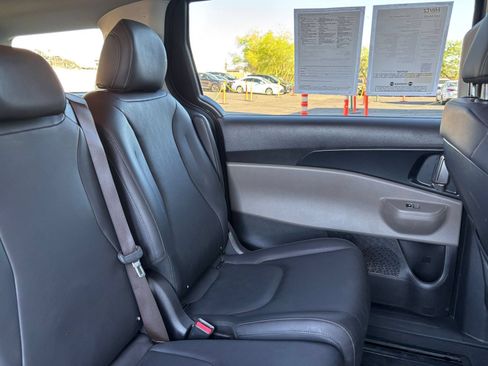 Used 2026 Kia Carnival FWD image 40