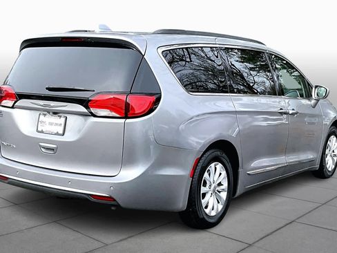 Used 2017 Chrysler Pacifica Touring-L image 11