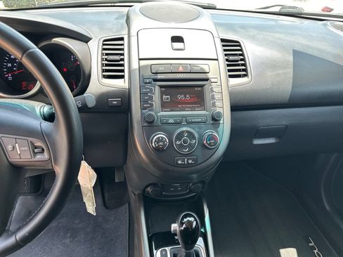 Used 2013 Kia Soul + w/ Audio Pkg FWD image 21