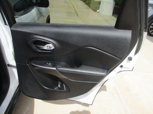 Used 2019 Jeep Cherokee Latitude w/ Popular Appearance Group FWD image 10
