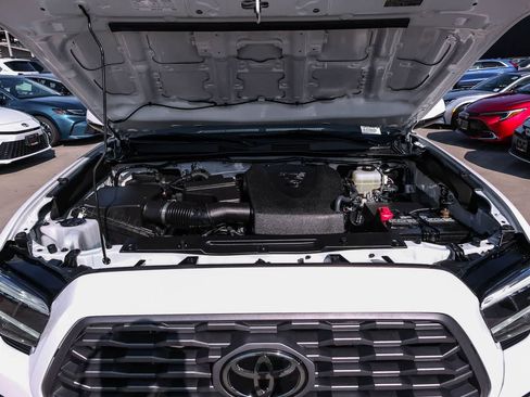 Certified 2022 Toyota Tacoma TRD Off-Road AWD/4WD image 28