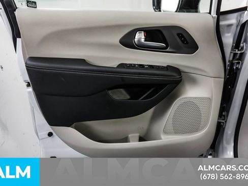 Used 2024 Chrysler Pacifica Touring-L image 44