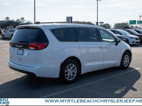 New 2025 Chrysler Voyager LX image 5