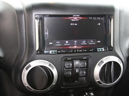 Used 2016 Jeep Wrangler Unlimited Sahara w/ Connectivity Group image 39