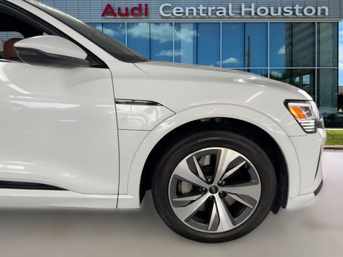 Used 2024 Audi Q8 e-tron Premium image 11