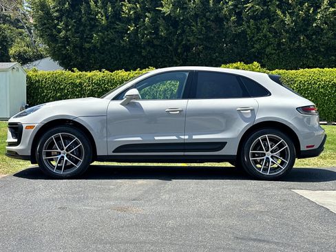 Certified 2025 Porsche Macan AWD/4WD image 2