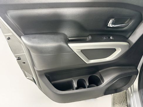 Used 2018 Nissan Titan SV w/ SV Convenience Package image 26