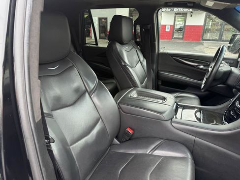 Used 2018 Cadillac Escalade Platinum AWD/4WD image 16