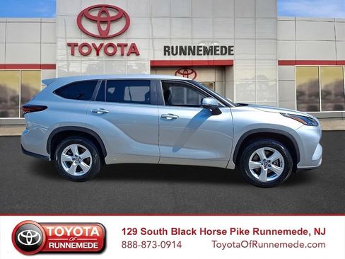 Certified 2025 Toyota Highlander LE FWD image 7