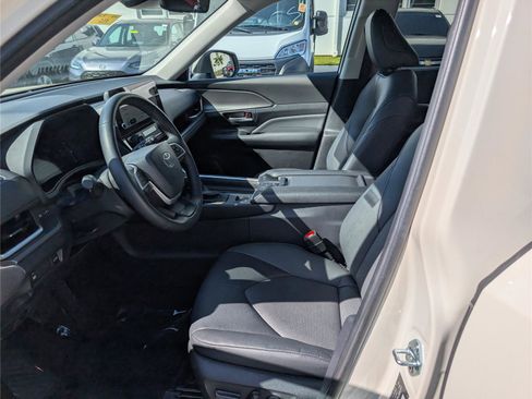 Used 2024 Toyota Grand Highlander AWD image 17