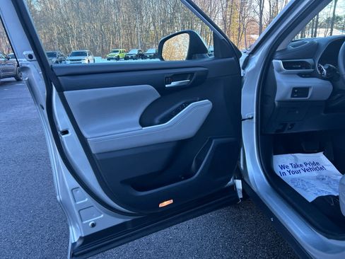 Used 2022 Toyota Highlander XLE image 21