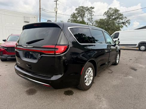 Used 2023 Chrysler Pacifica Touring-L FWD image 5