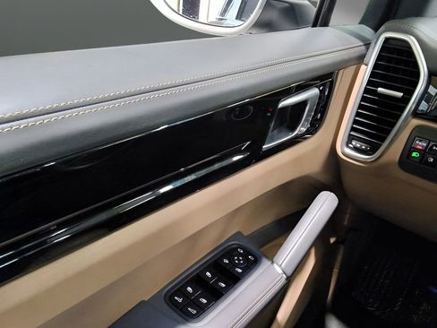 Used 2020 Porsche Cayenne AWD/4WD image 17