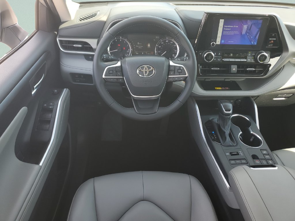 Used 2025 Toyota Highlander XLE AWD/4WD image 12
