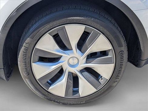 Used 2021 Tesla Model Y Long Range image 18