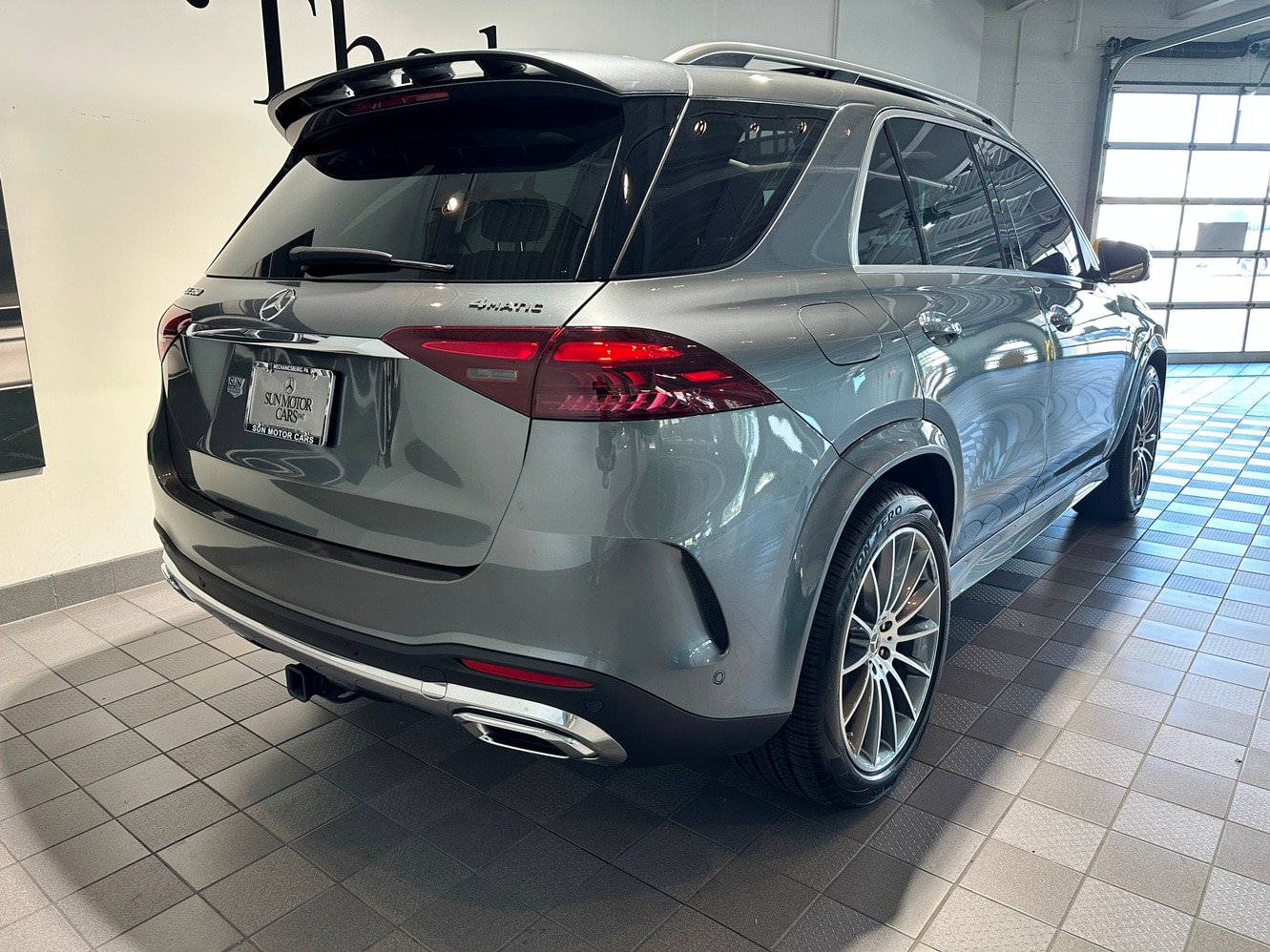 Used 2025 Mercedes-Benz GLE 350 4MATIC w/ AMG Line Exterior image 4
