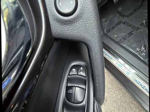 Used 2020 Nissan Rogue SV image 16