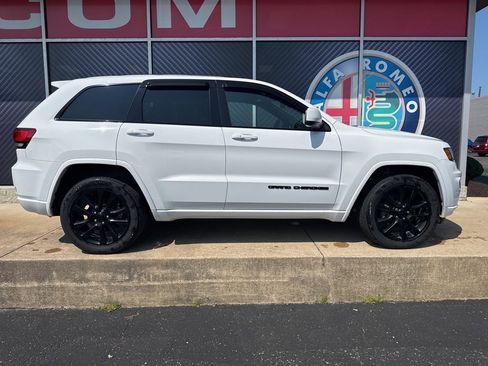 Used 2020 Jeep Grand Cherokee Altitude image 2