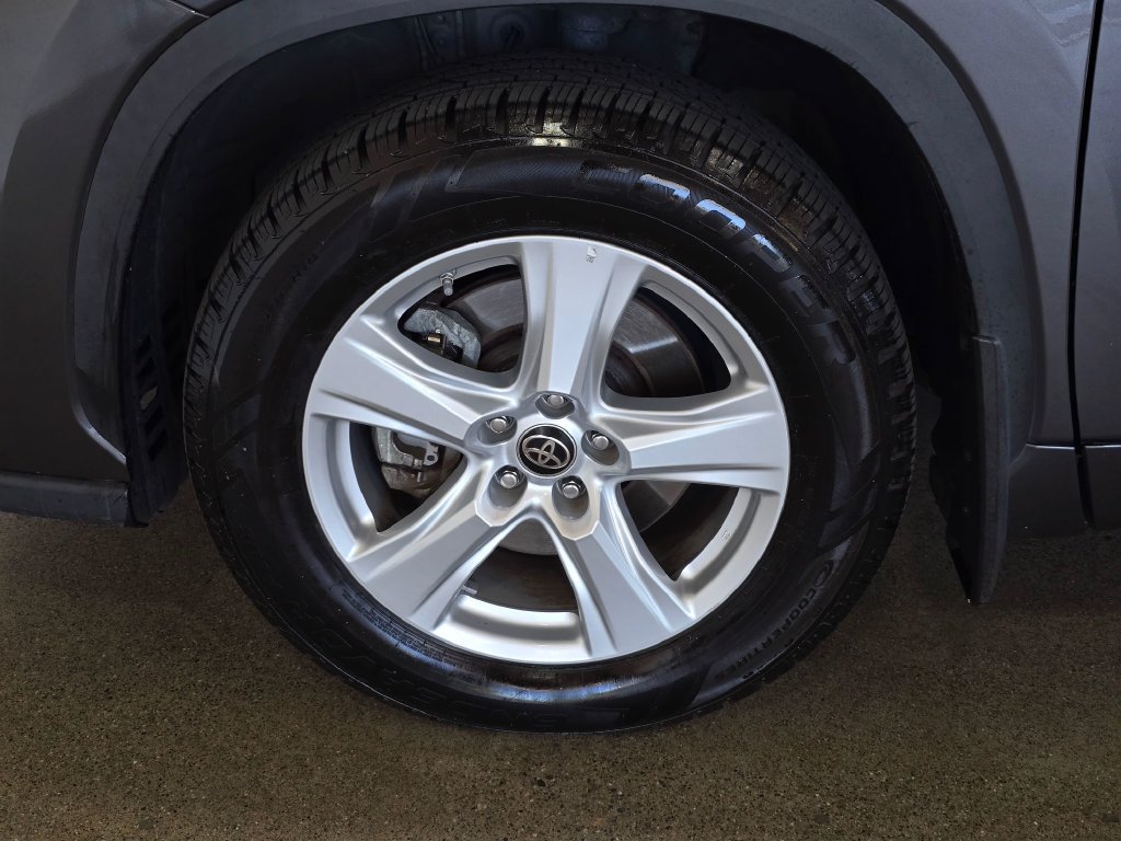 Used 2022 Toyota Highlander LE AWD/4WD image 8