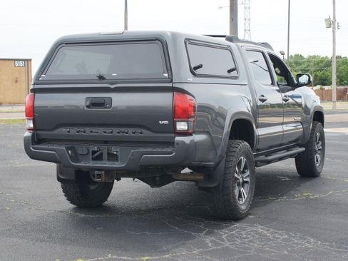 Used 2019 Toyota Tacoma TRD Sport w/ Technology Package AWD/4WD image 18