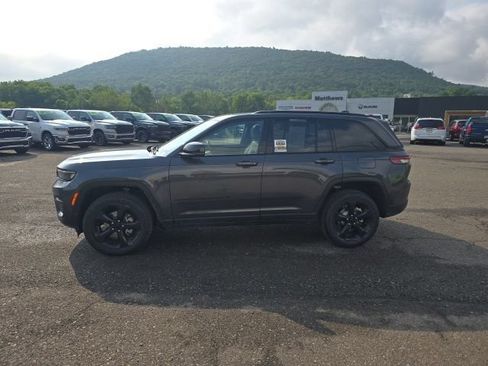 Used 2023 Jeep Grand Cherokee Altitude AWD/4WD image 4