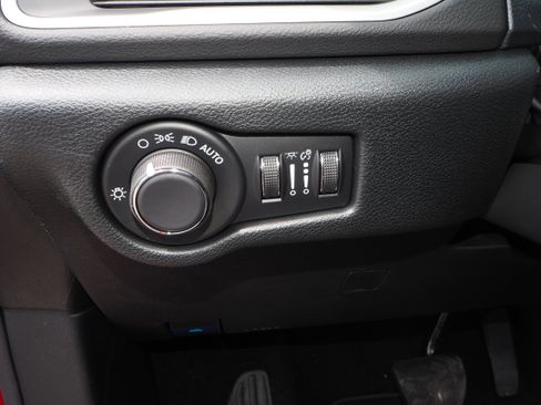 New 2025 Chrysler Voyager LX image 26