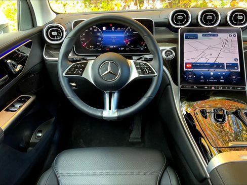 Used 2024 Mercedes-Benz GLC 300 4MATIC w/ Driver Assistance Package image 5