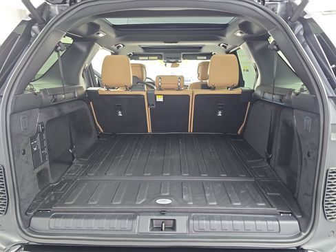 Used 2025 Land Rover Discovery Dynamic SE image 12