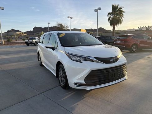Used 2021 Toyota Sienna XLE w/ XLE Plus Package image 3