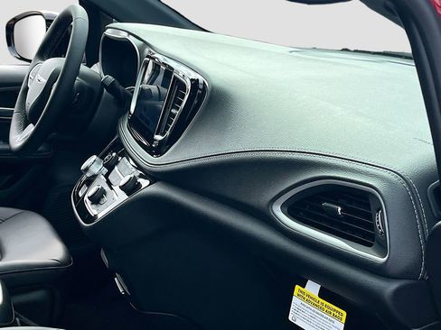 New 2026 Chrysler Pacifica Select image 29