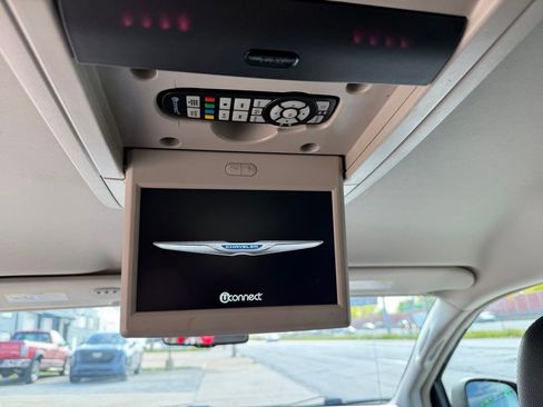 Used 2016 Chrysler Town & Country Touring w/ Driver Convenience Group FWD image 18
