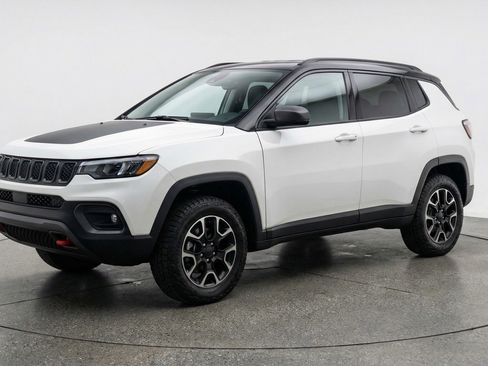Used 2025 Jeep Compass Trailhawk AWD/4WD image 3
