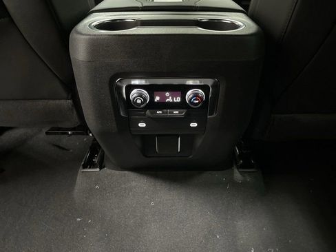 Used 2024 GMC Yukon XL SLT image 23